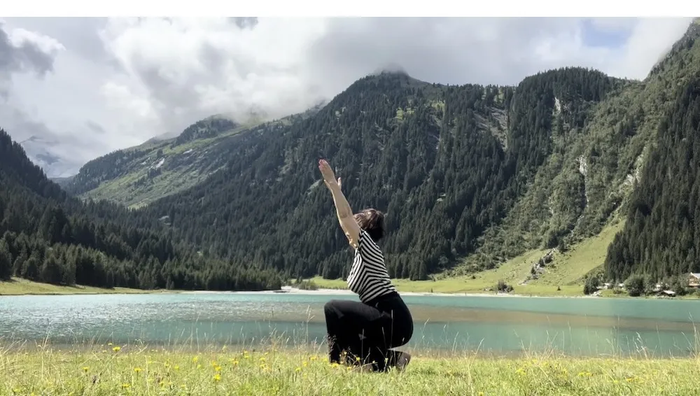 Yoga im Freien in den Tiroler Alpen – achtsame Praxis mit Bergblick am See